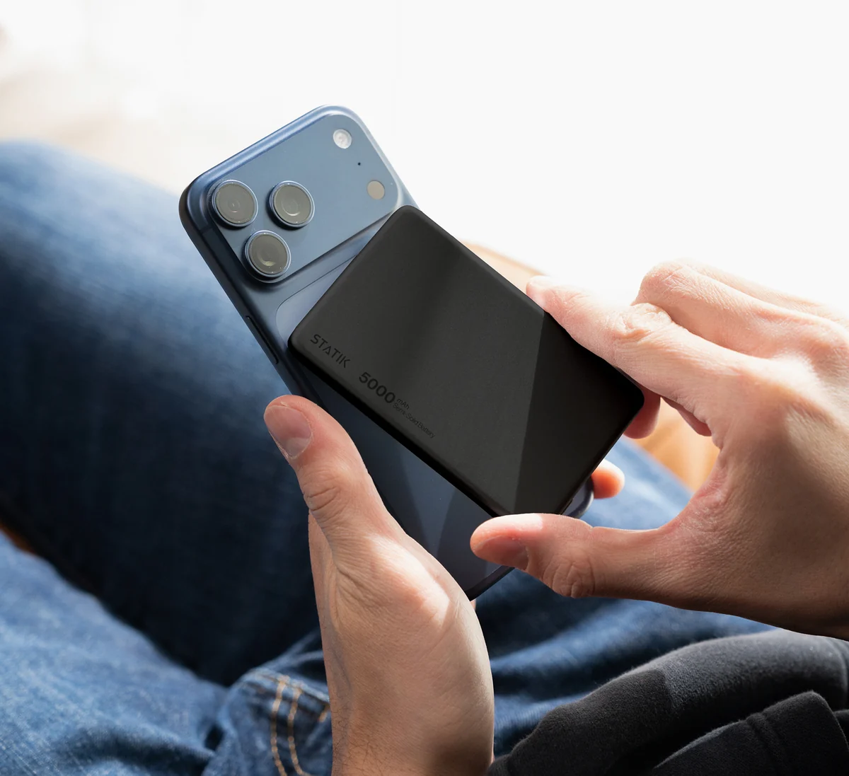 Batería externa acoplada magnéticamente a un smartphone